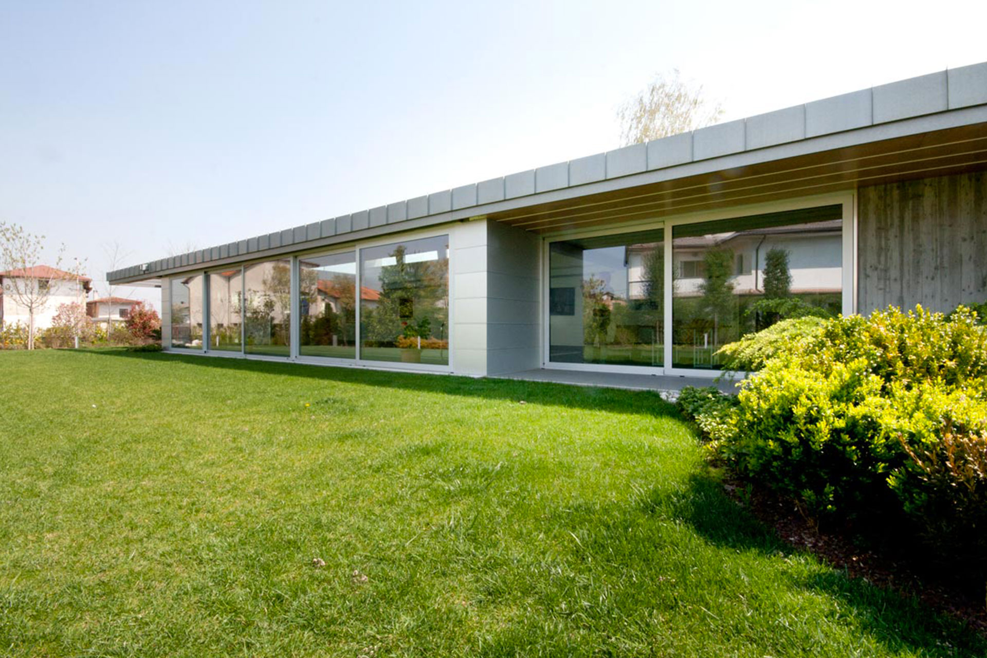installazione serramenti piscina scorrevoli bianchi udine casa privata